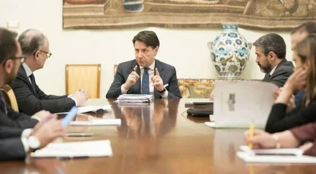 Coronavius, nuevas reglas para los italianos: Sin abrazos, sin síntomas en casa