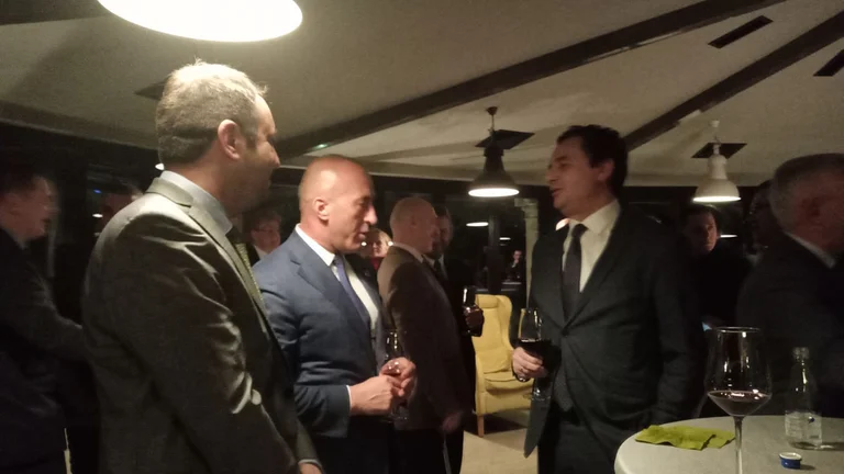 Scopri quello che Haradinaj ha detto a Kurti sulla tassa stasera mentre si accampavano i loro occhiali