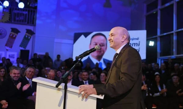 Isa Mustafa va à Podujevo pour aider LDK) contre Vetevendosje
