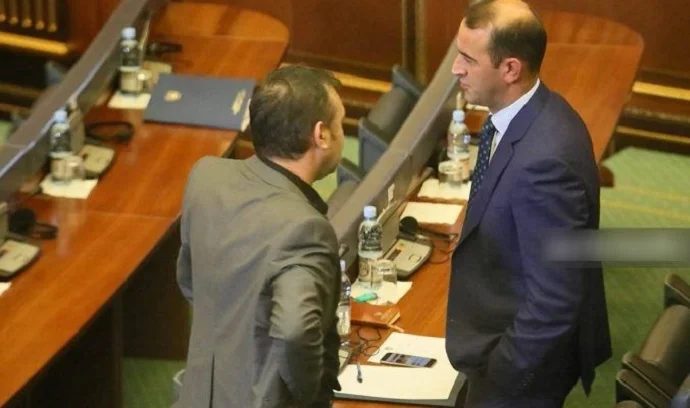 Redzep Selimi et Daut Haradinaj s'écrasent pour l'action d'AAK dans les cercueils devant le Parlement