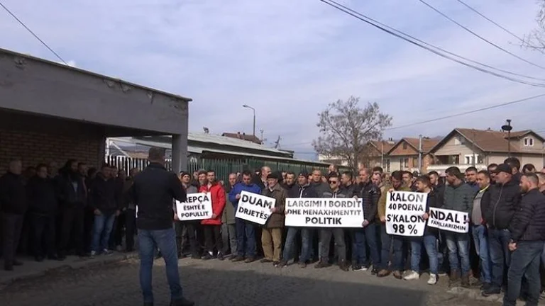 Protesters in “Government deadlines up to Friday or launch violent protests