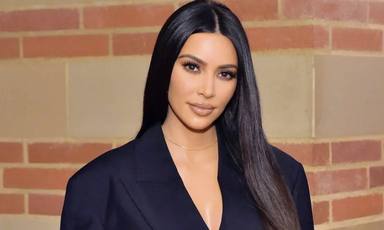 Wie es in der neunten sexiest weiblichen Klasse der Welt aussieht, Kim Kardashian