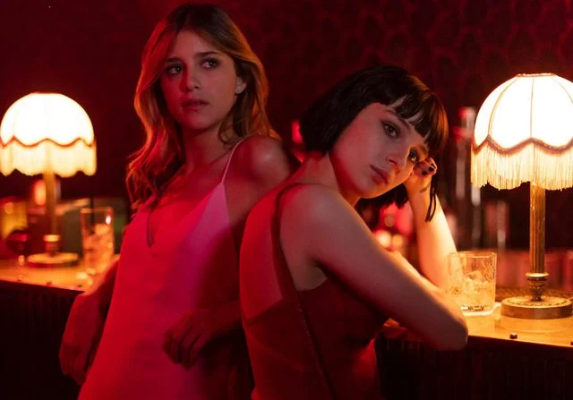 Sesso in cambio di telefono o viaggio; Teens materialistico o prostituito?
