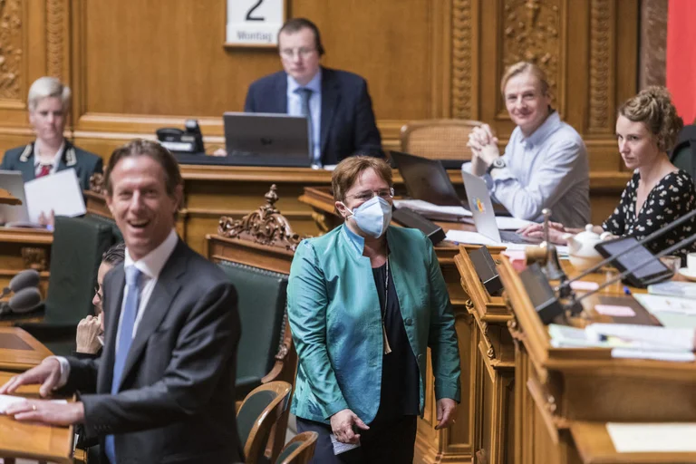 MP non ha permesso di entrare nella maschera contro Coronavirus in sessione