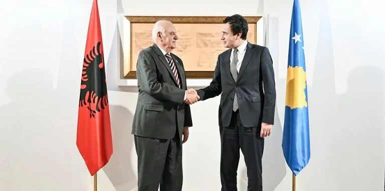 Kurti trifft sich mit dem ehemaligen albanischen Präsidenten Moisiu