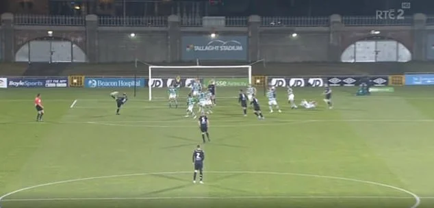 C'est le but incroyable de la Ligue d'Irlande qui a choqué le monde.