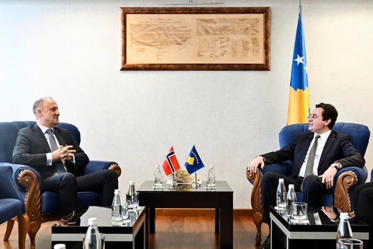 Kurt quitte la session au Parlement, rencontre l'ambassadeur de Norvège