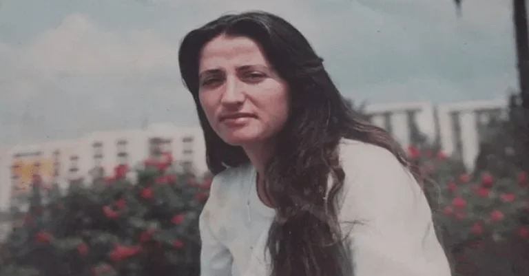 Das Mädchen im Foto ist heute einer der beliebtesten albanischen Sänger