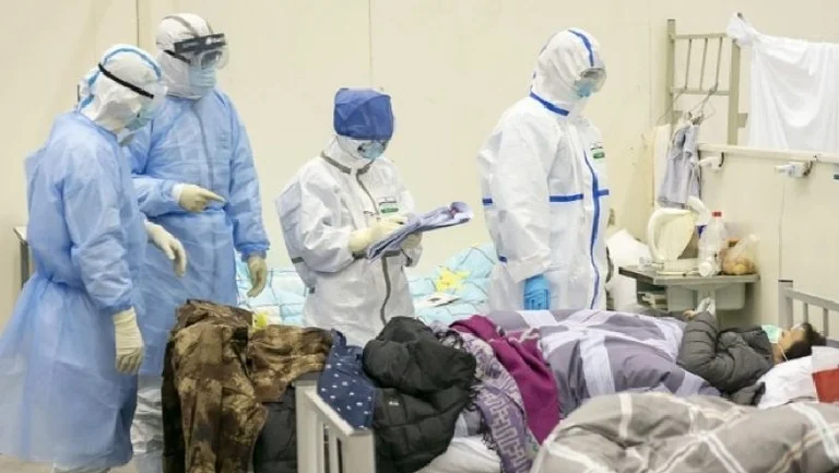 Un résultat positif du coronaryisme, toute la famille d'un policier en Italie