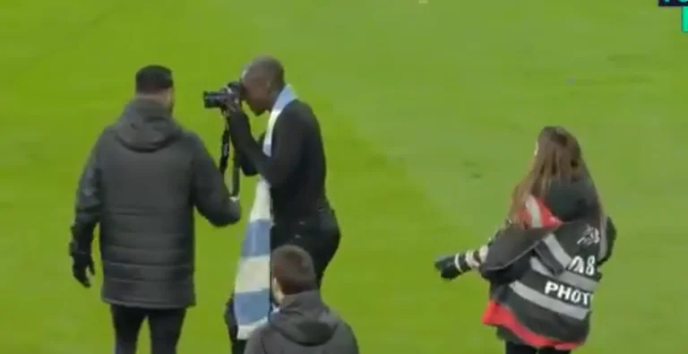 Mendy freut sich wie ein Kind nach dem Sieg der Stadt, beim Fotoreporter lachend