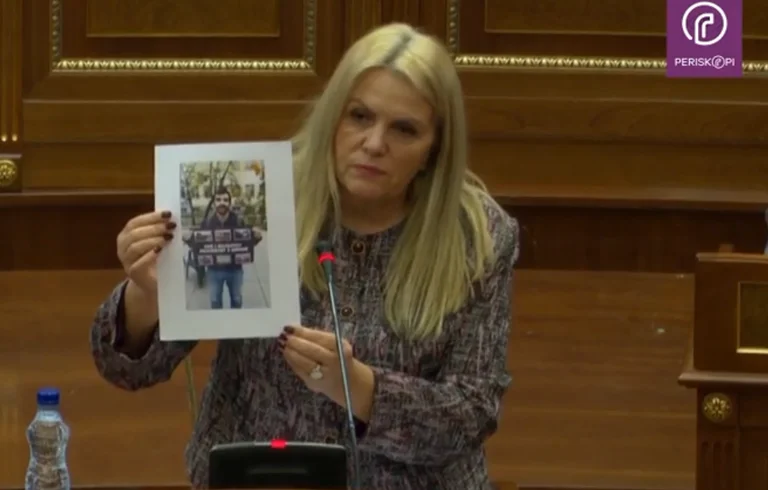 Zeit Kadrij verlässt ein Bild von Astrit Dehar in Kurts Stuhl
