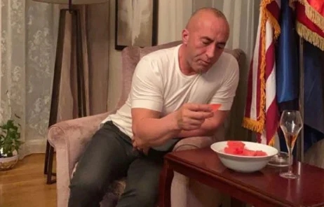 Resta in piedi, signor S.H.A.P.E., trova un record attraverso i morti.