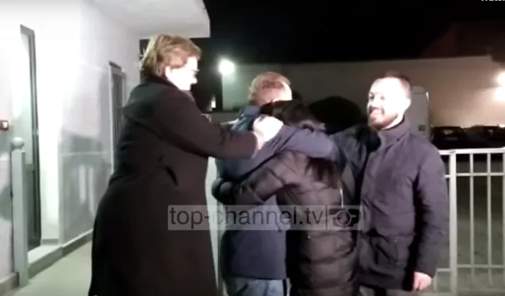 Ver: Henry Chili sale de la cárcel, abraza parientes