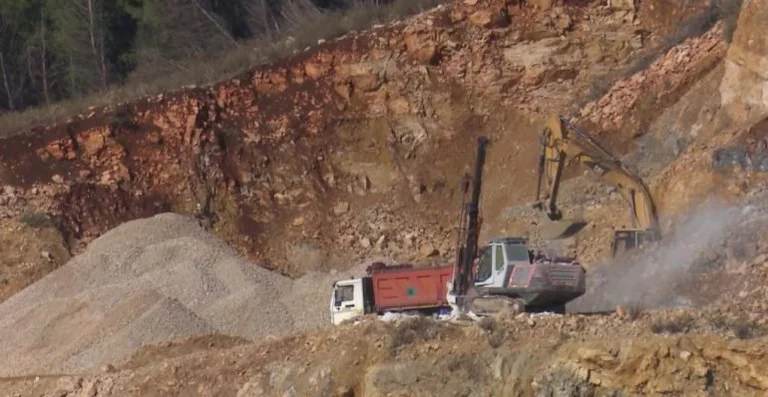 Die Tragödie in Krujas Stein, die Mine explodierte, ein Arbeiter wechselt Leben und ein anderer wird verletzt.