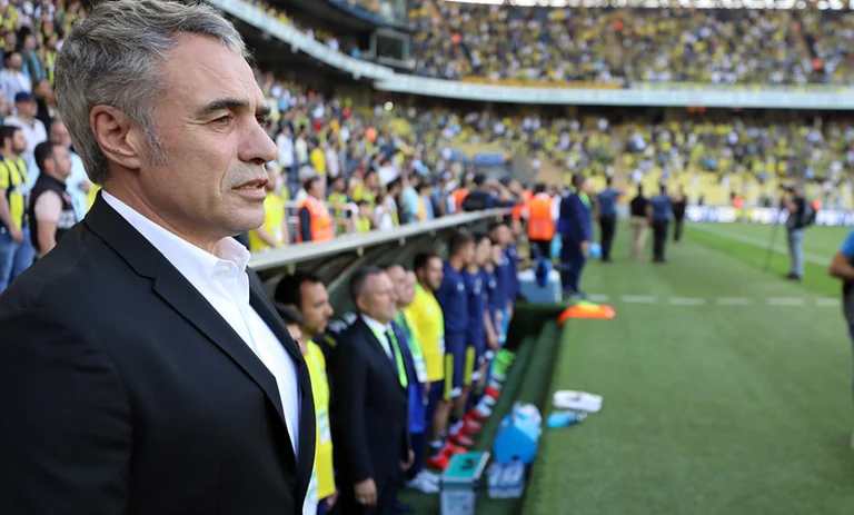 Fener's Coach feuerte und Fans verlangten seine Flucht.