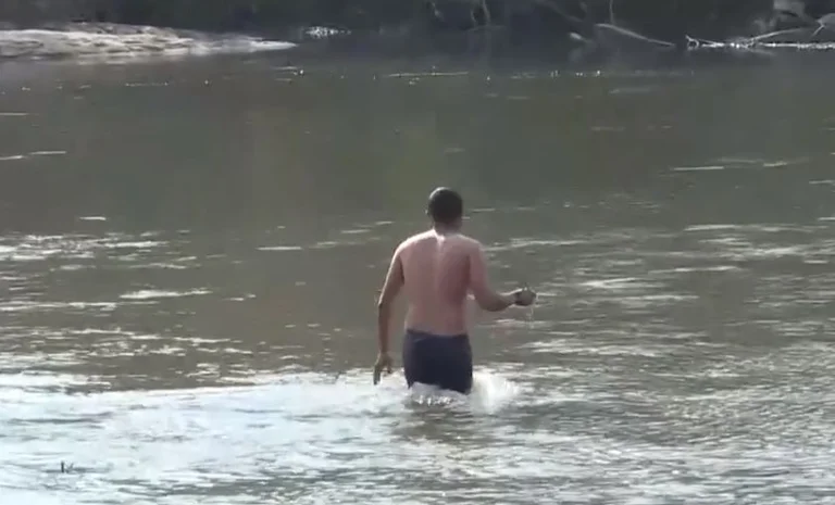 Migrants who want to go to Greece cross the Maritsa River swimming