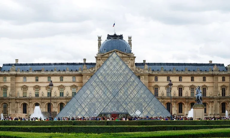 Fear of Coronervius closes the Louvre Museum