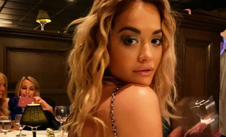 Rita Ora combine rouge et noir