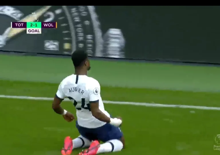 Los minutos extra de Tottenham lo salvan. Pasa por la mano superior.
