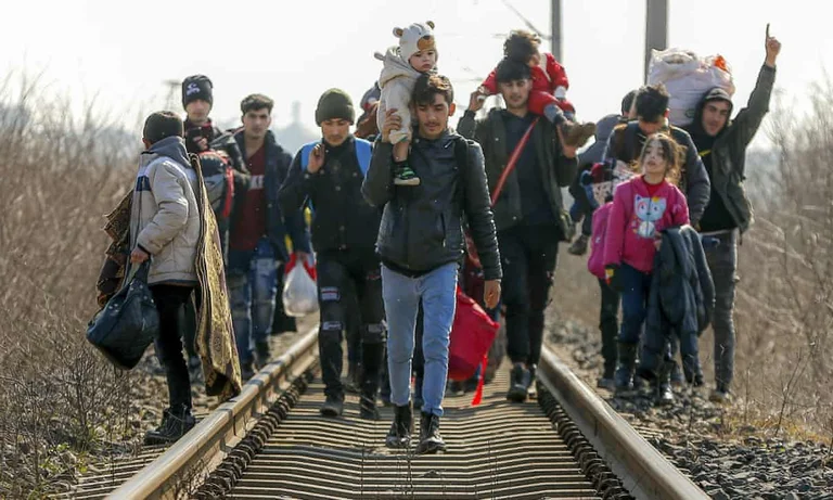 Après l'ouverture de la frontière par Erdogan : des milliers d'immigrants à la frontière turque cherchent à partir pour la Grèce