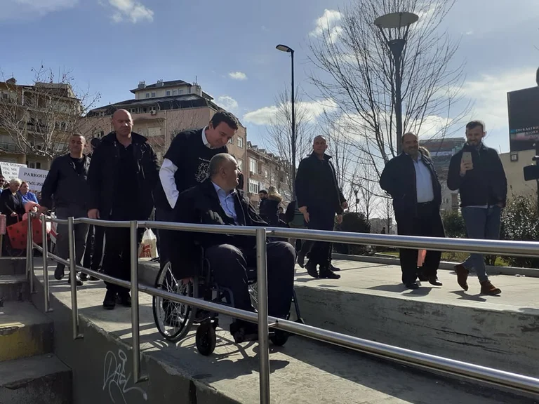 Kurt's pushing MP Rudy's cart: Scarderbe Square records Carriot Users ' Day