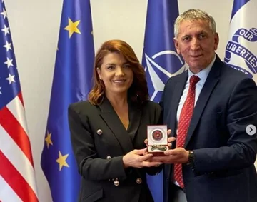 Edona Lallozi raconte pourquoi Rugova lui a donné le cadeau qu'il a donné à Anton Quinn