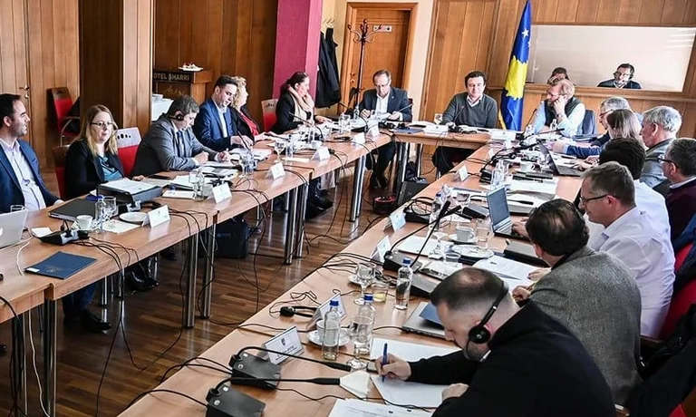 La reunión del gabinete de Kurt termina, 2010-2023 programa de gobierno termina