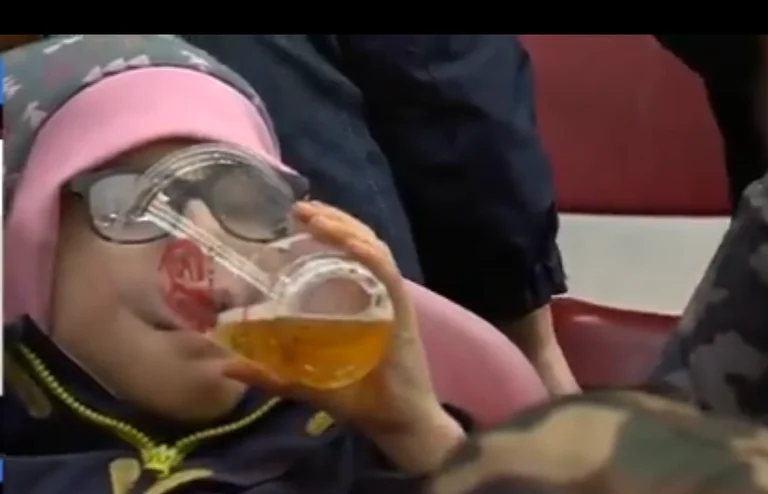 C'est une bière de six ans dans le stade ou nous regarder (VIDEO)