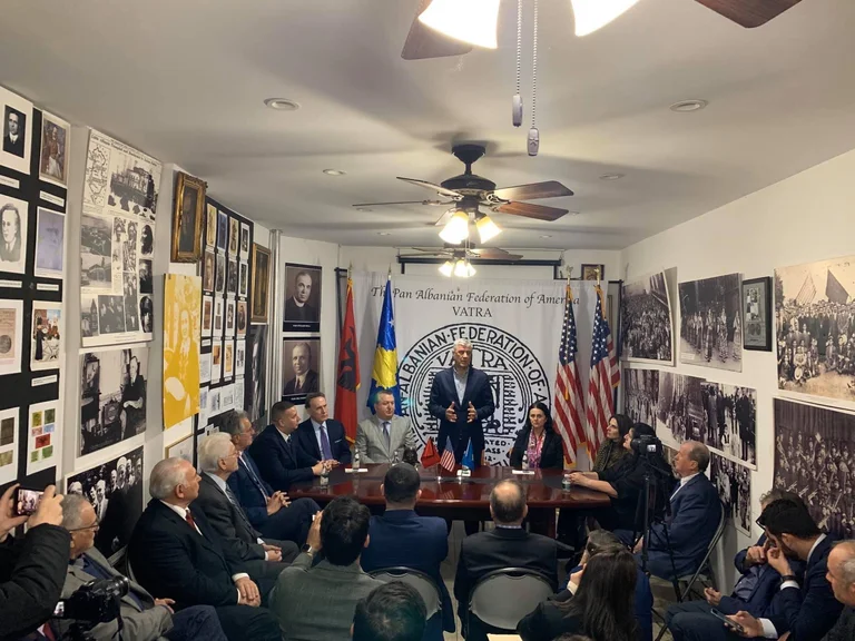 Le président Thaci à New York rencontre l'association albanaise