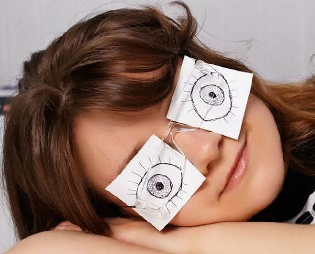 Phénomen étrange: Pourquoi certaines personnes dorment-elles avec un demi-œil ouvert?