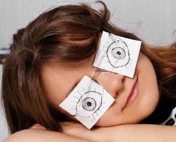 Strano fenomeno: Perché alcune persone dormono con mezzo occhio aperto?