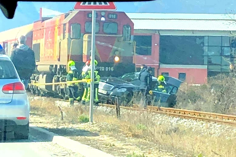 Details vom Unfall in der Mitte eines Autozugs in Pec