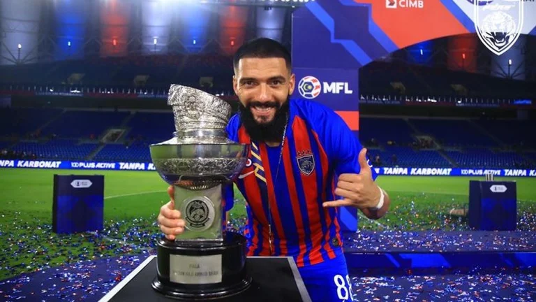 Liridon Krasniqis brillantes Debüt mit Yohori: Wins Trophy und wird von Balotelli gratuliert