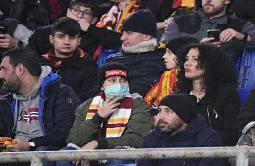 Le club anglais interdit aux joueurs de football de tenir la main à cause du coronaire