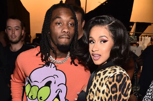 Cardi B kennt keine Grenzen. Sie filmen Ihren Partner küssen seine Arsch.