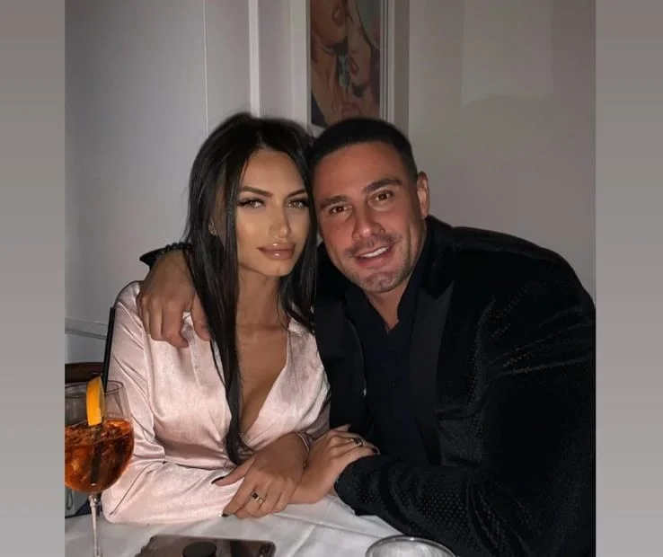 Voici l'ex-petite amie de Robert, qui provoque ses lignes de corps.