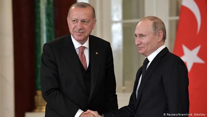 Le conseiller d'Erdogan menace la Russie: Nous avons combattu la Russie 16 fois et nous allons la combattre à nouveau