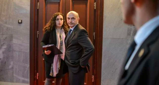 Mustafa dompté par Osmani, Hoti reste dans l'ombre, sans support
