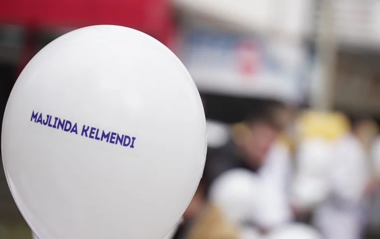 L'inauguration du mois de septembre de Majlinda Kelmendi par des photographies
