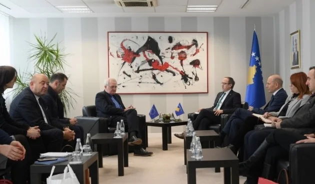 Avdullah Hoti hat den Vizepräsidenten des Europäischen Parlaments bei der Sitzung gehostet