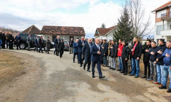 Haradinaj geht zu Kemim Kelmendis Familie