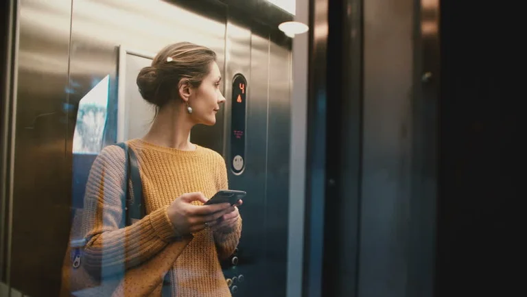 Nunca hables por teléfono cuando estás en el ascensor, la razón de miedo