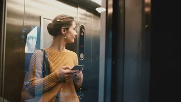 Never talk on the phone when you're in the elevator, the scary reason