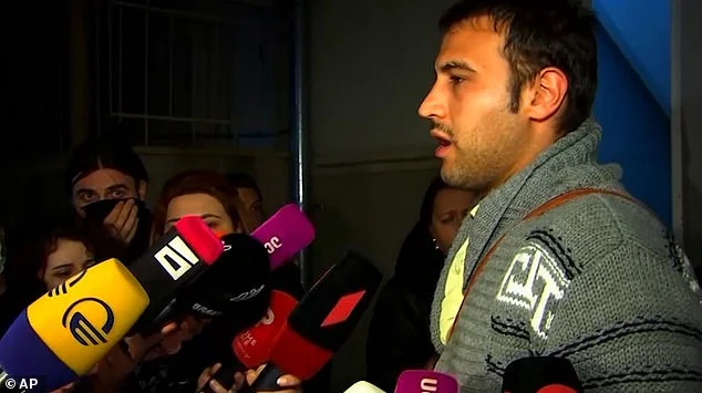 Die Situation ergibt sich aus der Kontrolle, der Koronar-infizierte Patient kommt aus Quarantäne und gibt ein Interview an Reporter