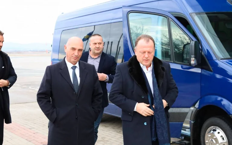 Presidenti i IJF-së, Marius Vizer, arrin në Kosovë: “Majlinda Kelmendi është një nga sportistet më të mëdha në botë”