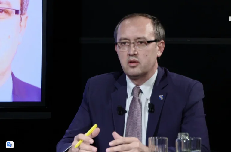 Hoti: Ajo që prezantoi Kurti në konferencë s’është vendim i Qeverisë