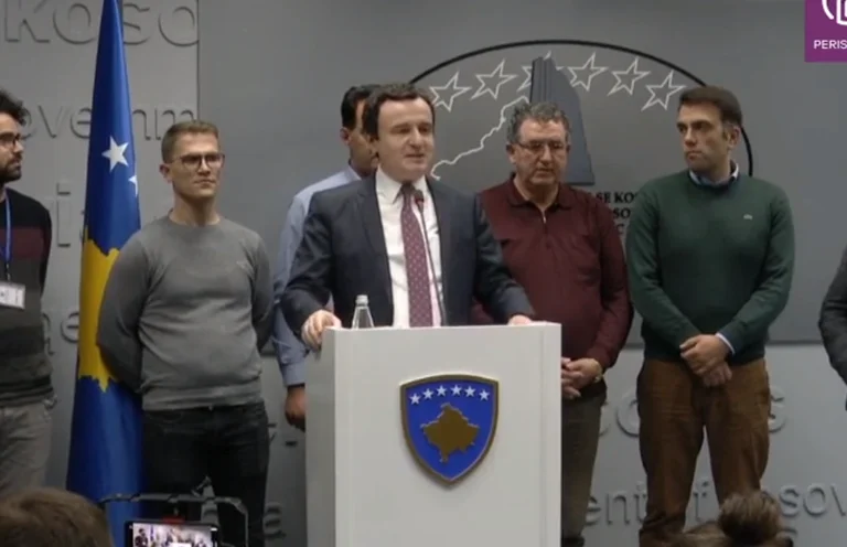Gazetari pyet Kurtin: A u dorëzove shpejt, të paktën Haradinaj i bëri ballë presionit rreth dy vjet?