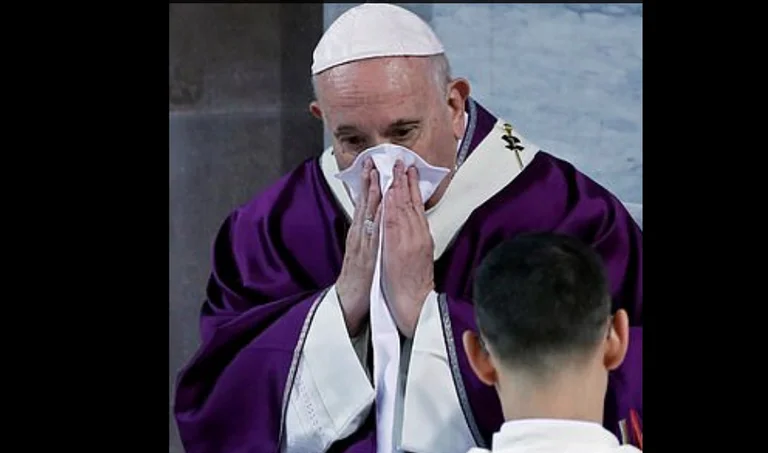 Papa sëmuret dhe anulon eventin, një ditë pasi shtrëngoi duart me njerëzit në Vatikan