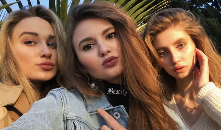 S’iu bën modeleve ruse: Në Wuhanin e Koronavirusit bëjnë poza për të marrë “llajka” në Instagram
