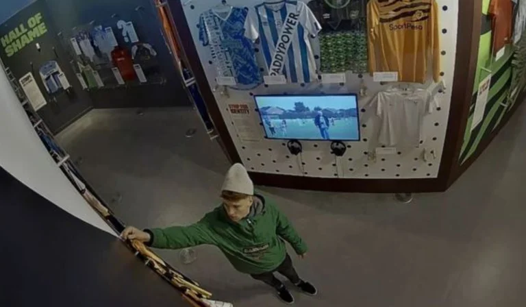Vidhet fanella e rrallë nga Muzeu Nacional i Futbollit